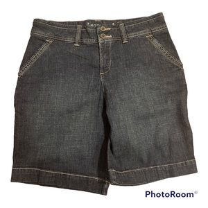 Sonoma 9” walking short. Size 8 original fit